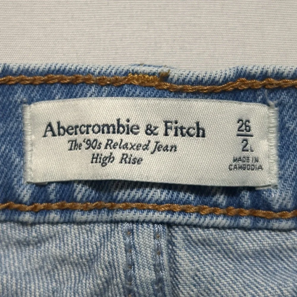Abercrombie & Fitch The 90s Relaxed Jean High Rise Light Wash Blue Denim 26/2 - Picture 4 of 12